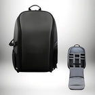 Une photo en studio d'un sac à dos drone noir et d'un sac à dos drone similaire avec son intérieur ouvert. — vue 1
