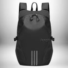Un sac à dos noir avec trois rayures grises verticales. Il y a une fermeture éclair en haut et une boucle de chaque côté. Le mot "FengKing" est imprimé sur le sac à dos.
 — vue 8