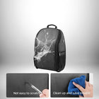 La photo présente un sac à dos noir avec une éclaboussure d'eau pour illustrer son imperméabilité. En bas, deux petits rectangles montrent la résistance aux rayures et la facilité de nettoyage. Ce pourrait être un sac à dos drone. — vue 6