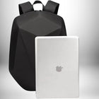 Un sac à dos coque rigide moto​ noir en forme de diamant est placé à côté d'un ordinateur portable Apple. — vue 5