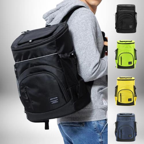 Un homme porte un sac a dos repas noir volumineux. Il y a d'autres sacs a dos repas de couleurs différentes à droite.