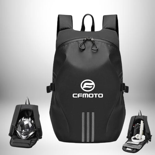 Un sac à dos noir avec le logo CFMOTO est affiché, illustrant la capacité de transport du sac à casque et du reste de l'équipement.
