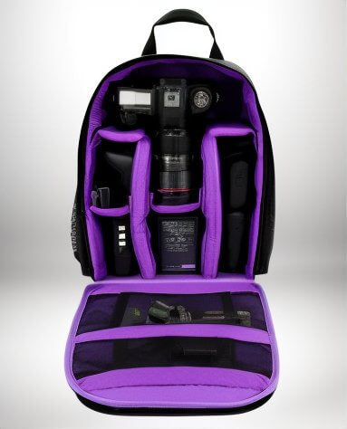 Un sac à dos photo reflex noir ouvert, révélant des compartiments rembourrés violets contenant un appareil photo, un flash, des objectifs et d'autres accessoires.