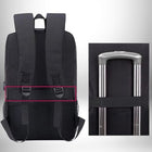 Image d'un sac à dos noir avec un compartiment spécial qui peut être fixé à la poignée d'une valise. Cela correspond au concept d'un **sac à dos skate** pour faire du voyage en toute simplicité.
 — vue 4