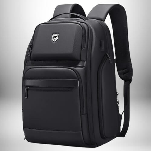 Sac à dos professionnel homme noir avec plusieurs poches et un logo en argent sur le devant.
