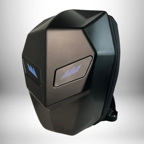 Un sac à dos moto rigide noir avec des panneaux lumineux bleus incrustés.