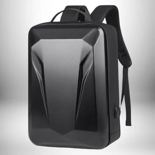 Un sac à dos rigide homme noir avec des bretelles et une poignée supérieure