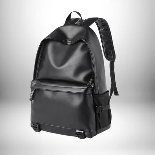 Un sac à dos simili cuir homme noir, élégant, avec une poche frontale, des bretelles rembourrées et des détails métalliques.