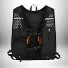 Voici une image d'un sac à dos d'hydratation​ noir, conçu pour le sport. Le sac est équipé de poches, de tirettes et de sangles réglables. Le dos du sac est construit avec une maille respirante. Des touches réfléchissantes sont incorporées sur les épaules. — vue 2