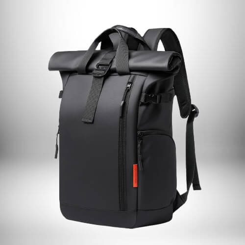 Ce sac à dos homme travail imperméable noir dispose d'une fermeture roll-top avec une poignée supérieure et des bretelles.