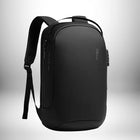 Voici l'alt text :
Un sac à dos urbain homme noir élégant et minimaliste, avec un design épuré et des accents discrets.
 — vue 3