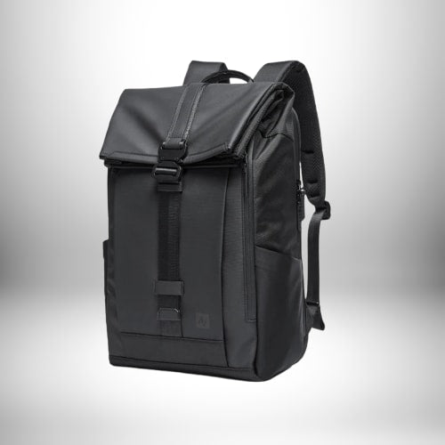 Un gros plan d'un sac a dos utilitaire​ noir doté d'un rabat supérieur avec fermeture à boucle.