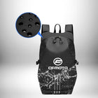 Un sac à dos noir étanche "CFMOTO" est mis en évidence. Le pack semble également respirant. L'image montre également que le sac à dos est hydrofuge. — vue 3