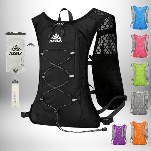 Un sac à dos noir d'hydratation​ avec des cordes croisées réfléchissantes sur le devant, un sac à boire, une bouteille d'eau et des versions colorées en arrière-plan.
