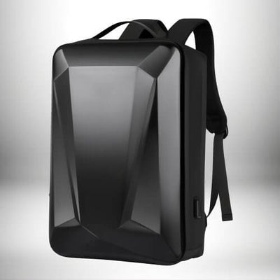 Un sac à dos jeu video noir avec un design angulaire et une surface brillante.