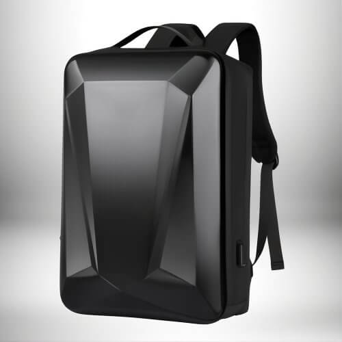 Un sac à dos jeu video noir avec un design angulaire et une surface brillante.