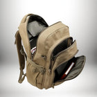 Un sac a dos zip ouvert, permettant de voir son contenu. De couleur beige, il possède plusieurs compartiments et une poche frontale ouverte contenant des documents, et un livre — vue 7