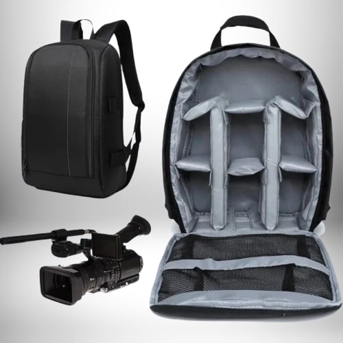 Un sac à dos photo reflex noir ouvert, avec des compartiments rembourrés pour équipements, accompagné d'un sac à dos fermé et d'une caméra.