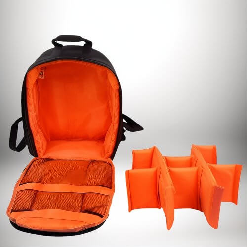 Image d'un sac à dos photo reflex ouvert avec des séparateurs intérieurs oranges amovibles.