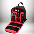 Un sac à dos photo reflex, noir avec un intérieur rouge vif, ouvert pour montrer un appareil photo reflex numérique, des objectifs et d'autres accessoires photographiques. — vue 7