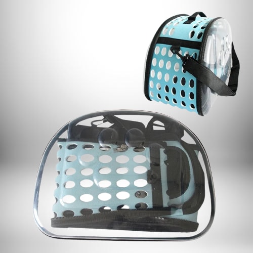 Image d'un sac à dos porte chat, bleu clair avec des trous ronds, en partie entouré d'un cylindre transparent.