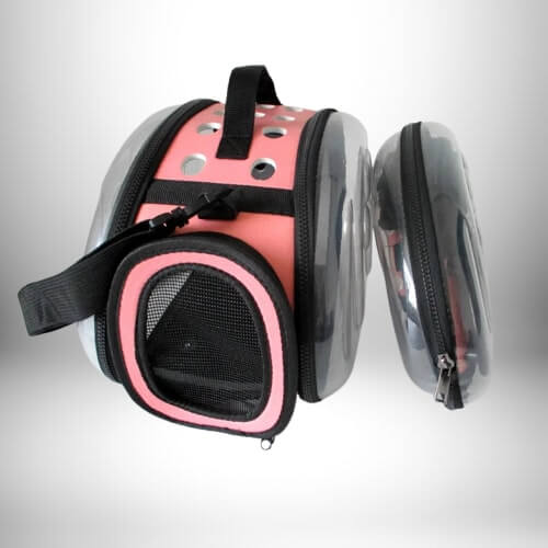 Un sac à dos porte chat rose et transparent.