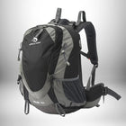 Un sac à dos "Jungle King" noir et gris, de randonnée, à l'avant-plan. — vue 3