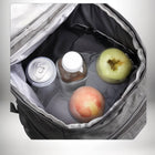 Un sac a dos lunch isotherme gris ouvert avec une canette, une bouteille et des fruits dedans. — vue 4