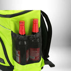 Détail d'un sac à dos repas jaune vif, avec deux bouteilles de bière rouges logées dans une poche filet noire. — vue 3