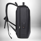 Image d'un sac à dos rigide homme​ noir, avec une serrure à combinaison sur le côté. — vue 4