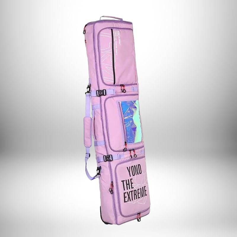 Un sac à dos snowboard rose, conçu pour contenir des planches de snowboard, avec des poches et des fermetures éclair.