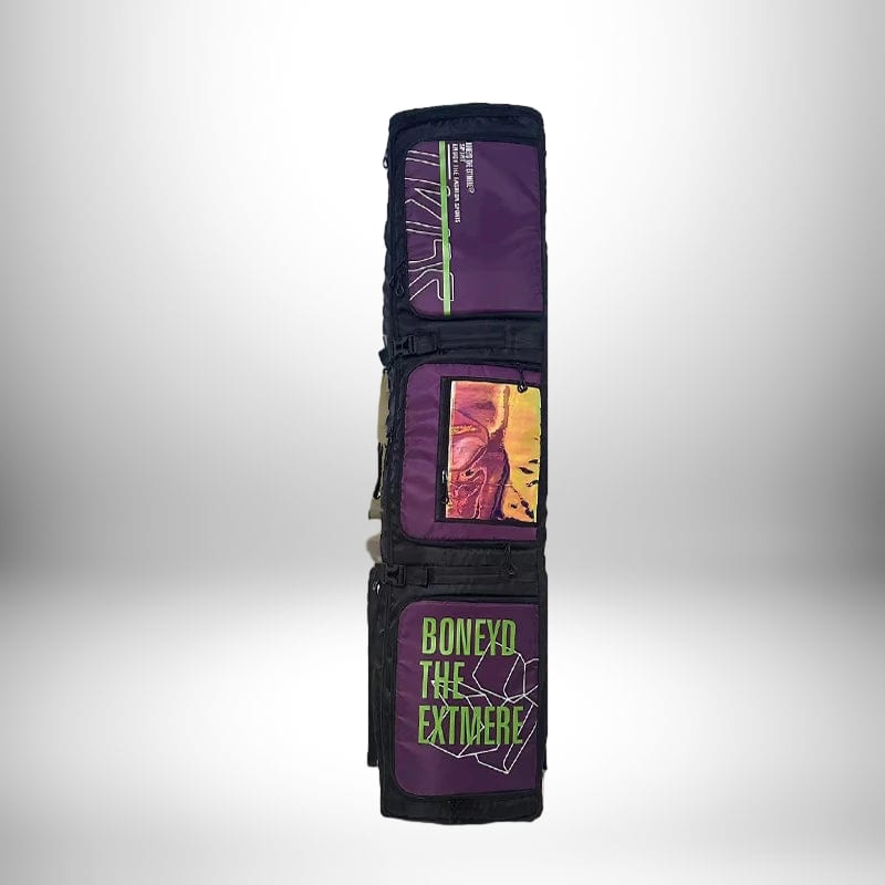 Un sac à dos snowboard noir, violet et vert est debout contre un fond blanc avec un gradient sombre des deux côtés. Plusieurs sections du sac à dos comprennent "Boneyard the Extreme" en texte vert.