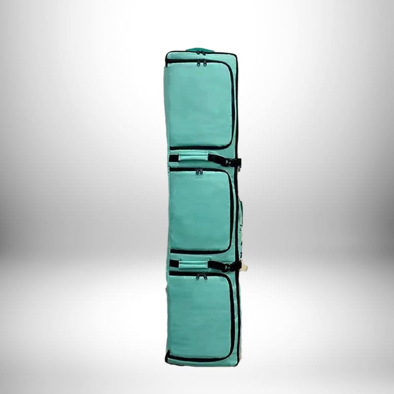 Vue de face d'un sac à dos snowboard turquoise avec des compartiments et des fermetures éclair.