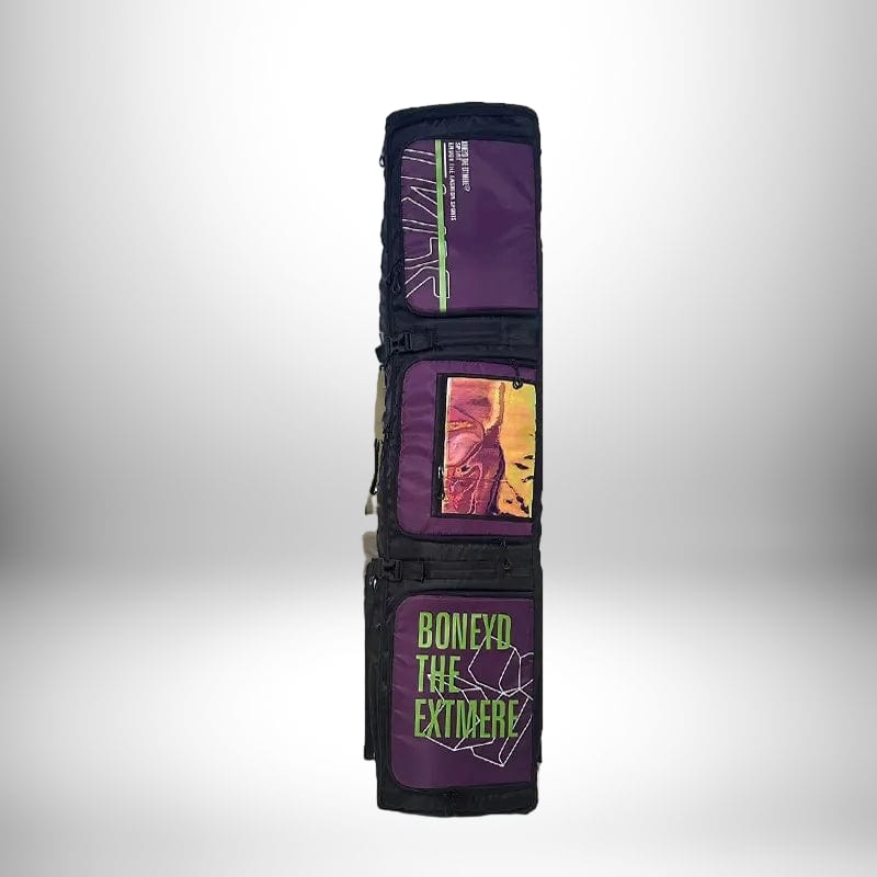 Un sac à dos snowboard noir et violet avec des poches et des graphiques verts et blancs.