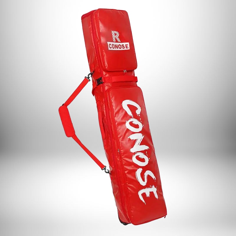 Un sac à dos snowboard rouge avec des logos blancs de la marque "CONOSE".