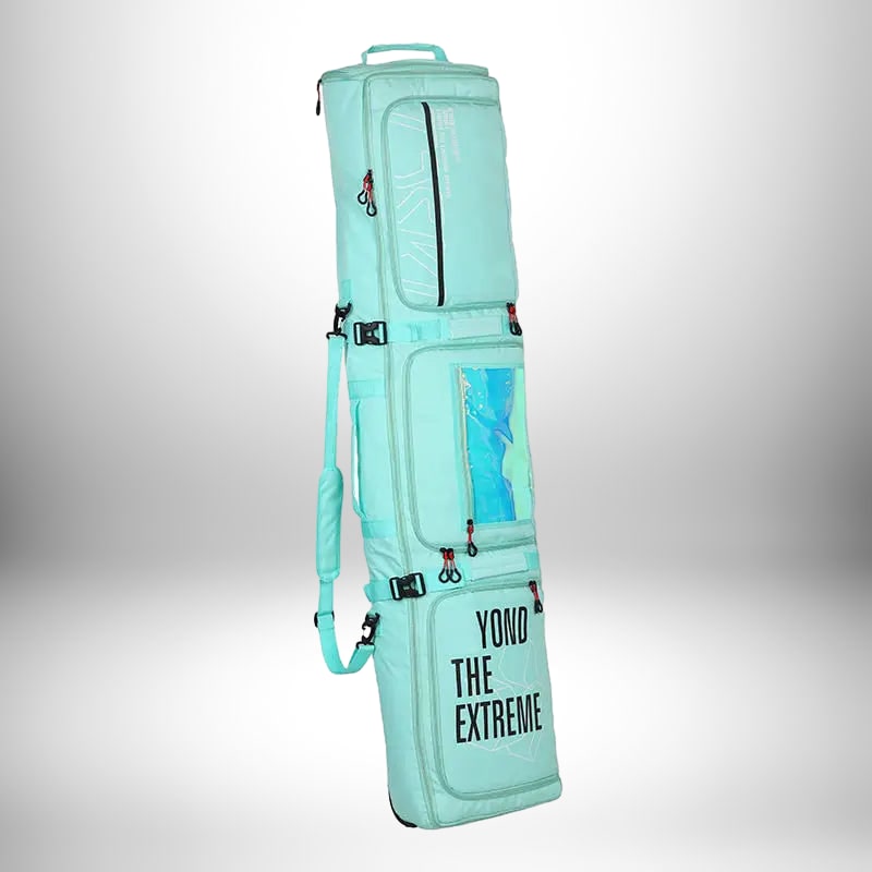 Un sac à dos snowboard turquoise est présenté sur un fond dégradé. Il est orné de plusieurs compartiments, de fermetures éclair et de sangles, avec le slogan 'YOND THE EXTREME' imprimé en bas.