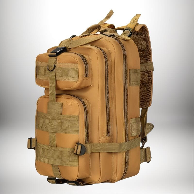 Un sac à dos beige avec de multiples poches et sangles, ressemblant potentiellement à un sac infirmier.