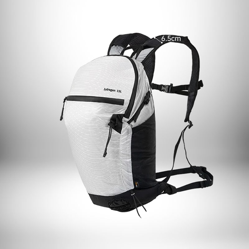 Image d'un sac à dos trail léger, de couleur blanche et noire, avec une capacité de 15L.