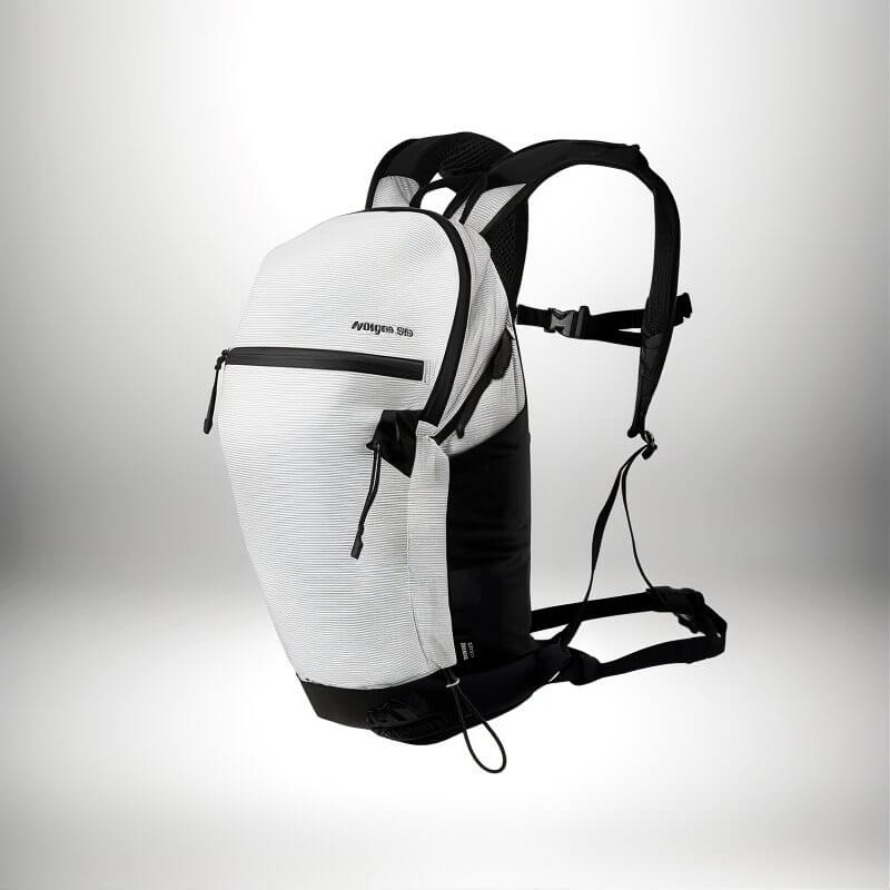Image d'un sac à dos trail blanc et noir avec des motifs linéaires. Le sac à dos est présenté sur un fond blanc.