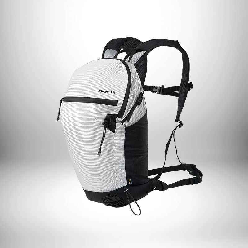 Un sac à dos trail blanc et noir avec des rayures, idéal pour la randonnée ou le trail.