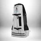 Un sac a dos transport chien de couleur gris avec des bandes réfléchissantes en bas. Un côté est en mesh noir. Le sac dispose de plusieurs sangles et boucles.
 — vue 4
