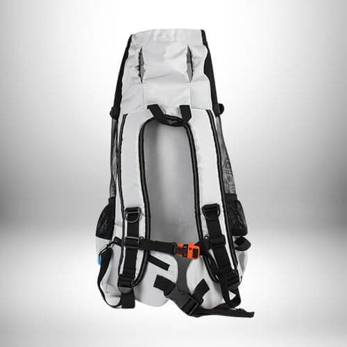 Un sac a dos transport chien blanc et noir, vu de trois quarts. Le sac à dos est debout, avec des bretelles noires rembourrées et une sangle de poitrine. Il révèle sa construction en filet à l'arrière.