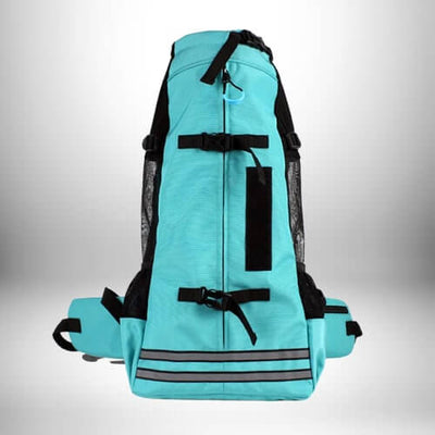 Un sac a dos transport chien bleu turquoise, avec des bretelles noires, des poches latérales en filet, et des bandes réfléchissantes.