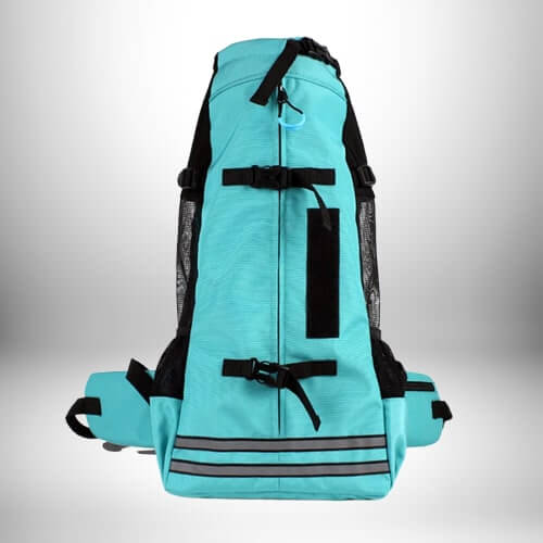 Un sac a dos transport chien bleu turquoise, avec des bretelles noires, des poches latérales en filet, et des bandes réfléchissantes.
