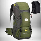 Sac à dos de randonnée vert olive avec des accents gris et jaunes, avec une housse de pluie noire flottant à côté. Le sac dispose d'un grand compartiment principal, d'une marque 'welkani' en haut et de l'inscription 'Capacity 50L' en bas. Il est présenté sur un fond dégradé blanc et gris.
 — vue 6