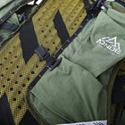 Gros plan d'un sac à dos de course vert avec un motif en maille jaune et noire. On distingue également une poche avec le logo "ADNJIE Running" en blanc. Il y a également une boucle noire, ce qui suggère une fonction d'ajustement ou de fixation. — vue 7