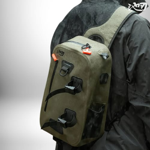 Personne portant un sac de sport imperméable et une veste.
