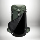 Gros plan d'un sac à dos vert ouvert avec une poche intérieure noire, montrant l'intérieur, avec un logo blanc. — vue 3