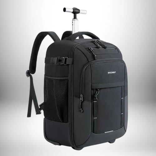 Un sac a dos week end noir avec une poignée télescopique et des roues.