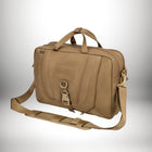 Un sac cavaillon en cuir beige clair, présenté en perspective. Il a une poignée supérieure double, une bandoulière amovible, et une boucle de fermeture sur le devant. Le sac est posé sur un fond dégradé blanc, avec des ombres subtiles. — vue 2